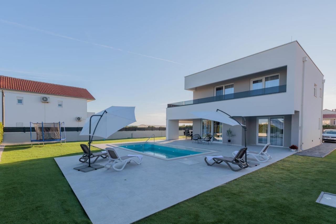 Mara Villa *